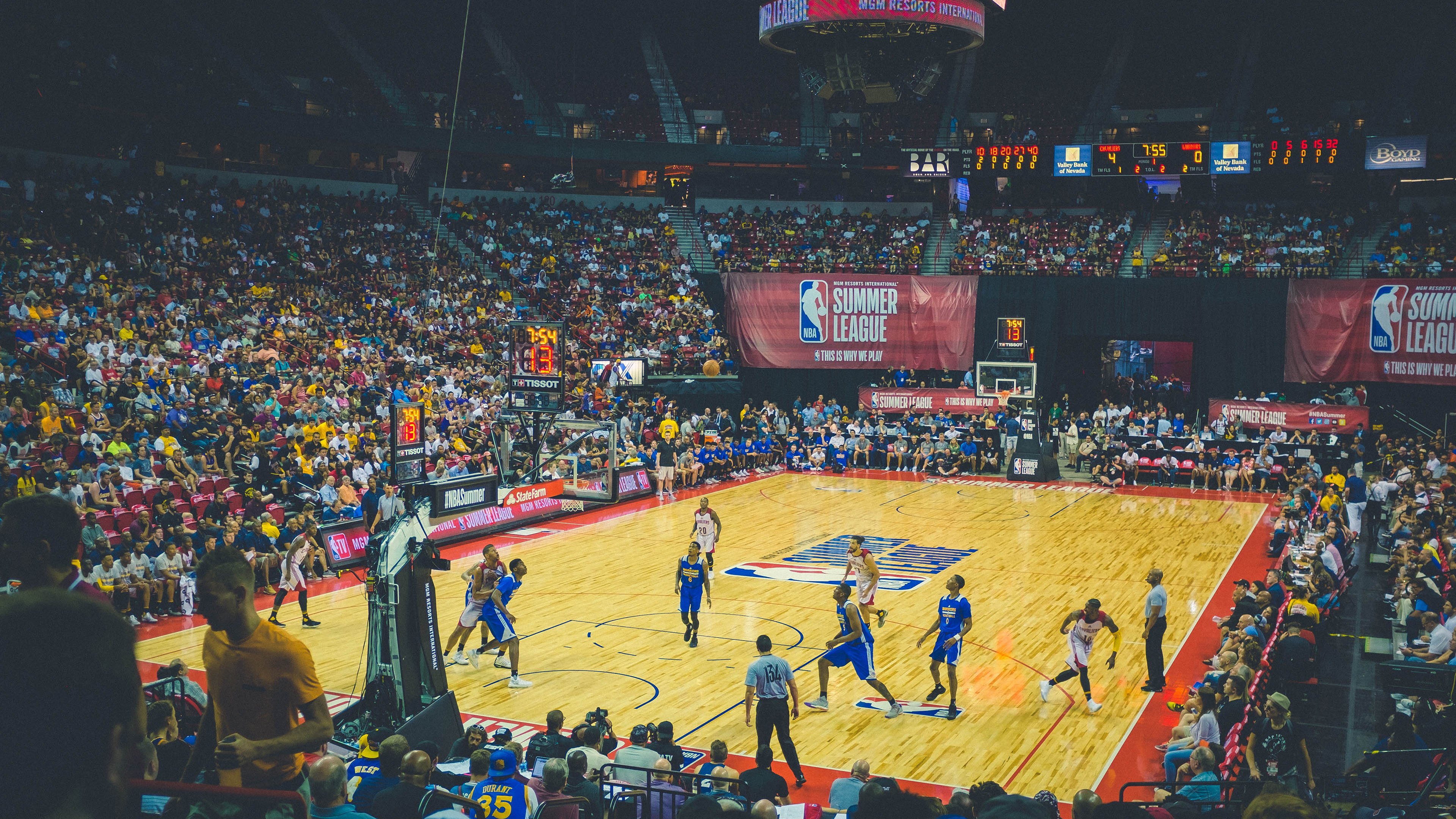 中场核心是否应具备超高持球抗压能力，中场最重要的能力